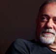 Lo scrittore torna all’antica passione, la musica. A Firenze il debutto del concerto spettacolo “Da quando a ora in scena”, tratto dal recente libro autobiografico. La recensione di Annamaria Pecoraro.