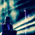 Epici e romantici. I Baustelle al Comunale di Firenze incantano con Fantasma. Dal vivo, e con l’orchestra, la musica ci guadagna. Fan in delirio. La recensione di Raffaella Galamini.