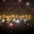 Non propongono musica commerciale. Sono giovani e carini ma non hanno l’appeal di tante boy band. Eppure hanno mandato in visibilio il pubblico di Firenze. La recensione di Raffaella Galamini...