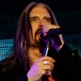 Tre ore di live che hanno infiammato l’Obihall. Il quintetto americano regala un concerto spettacolare al pubblico fiorentino. Tra passato, presente e futuro. La recensione di Annamaria Pecoraro.