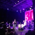 Sergio Caputo mancava da Firenze dal lontano 1998. E’ tornato, sorprendendo tutti, con il suo Sabato italiano show all’Obihall. Un trionfo. La recensione di Raffaella Galamini.
