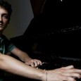 Giovedì 10 aprile, Teatro S. Andrea, Pisa. Swing, melodia e tecnica da fuoriclasse. Il nuovo talento del pianoforte a capo del suo combo. Jazz Wide Young Festival.