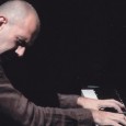 Venerdì 16 maggio, Sala Vanni, Firenze. Melodia essenziale e volontà di rompere con gli schemi. S’intitola “Seals” l’ultima fatica del pianista fiorentino. Con Gabriele Evangelista e Stefano Tamborrino.