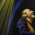 Il tocco di Jovanotti e il ricordo di Lucio Dalla nell’ultimo tour Fisico&Politico di Luca Carboni in concerto all’Obihall di Firenze con Ron e Saturnino. La recensione di Raffaella Galamini.