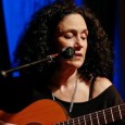 Venerdì 29 agosto, Villa Guerrazzi, Cecina (Li). Voce e chitarra. Tradizione sud-americana in punta di jazz. Da Milton Nascimento a Elis Regina. Apre Jonny, vincitore T-Rumors. Ingresso gratuito.