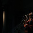 Voleva cantare guardando negli occhi i suoi fan. Cristina Donà li voleva “Così vicini”: ha finito per averli ai suoi piedi. La recensione del concerto di Raffaella Galamini.    ...