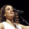 Love medicine è il titolo dell’ultimo disco di Noa e la cantante israeliana lo ha proposto a Firenze per lanciare un messaggio di pace. La recensione di Raffaella Galamini.