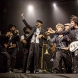 Una notte difficile da dimenticare con l’intero Mandela Forum in piedi a cantare. Con Fabi Silvestri e Gazzè trionfano amicizia e belle canzoni. La recensione di Raffaella Galamini  