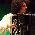 Sabato 21 febbraio, Centrum SSSL, Pontedera. Quartetto multietnico. Folk, jazz e tradizione. Atmosfere suggestive e brani da ballare. Finissage mostra “Geste et Lumière” di Ahmed Al Barrak. Ingresso libero.