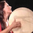 Sabato 9 maggio, Centrum SSSL, Pontedera (Pisa). Due fine settimana nel segna della world music. Taglia il nastro il quartetto della percussionista. Da tempo al fianco di Ambrogio Sparagna