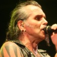 LA RECENSIONE – Piero, Ghigo e banda. Grande prova all’Ippodromo Visarno di Firenze. “Dimmi il nome”, “El diablo”, “Tammuria”… brani che non risentono il passare del tempo. Di Annamaria Pecoraro.