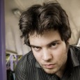 Giovedì 31 marzo, Pisa. 24 anni e un curriculum da veterano. Il pianista fiorentino già alla corte di Aldo Romano, Roberto Gatto, Enrico Rava. Dal bebop al jazz 70